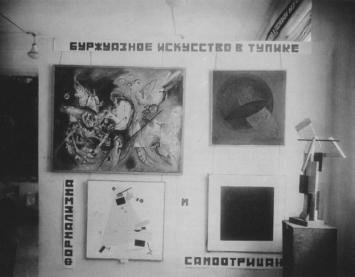 Фрагмент экспозиции Опытной комплексной выставки искусства эпохи капитализма. Москва, Третьяковская галерея, 1931–1932 von Unknown author